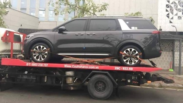 NÓNG: Kia Sedona 2021 đầu tiên về Việt Nam, gắn tên mới Carnival, dự kiến bán chính hãng trong năm nay - Ảnh 1.