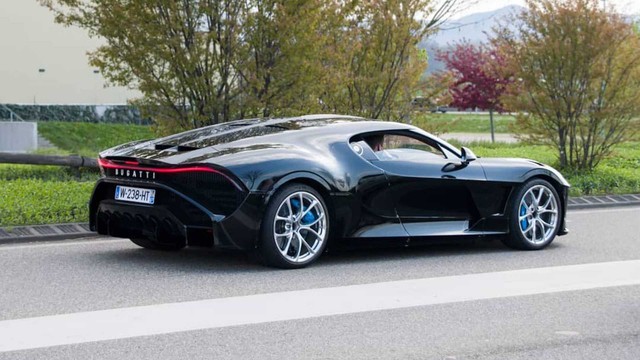 Siêu phẩm độc nhất vô nhị Bugatti La Voiture Noire lần đầu lộ diện ngoài đời thực - Ảnh 2.