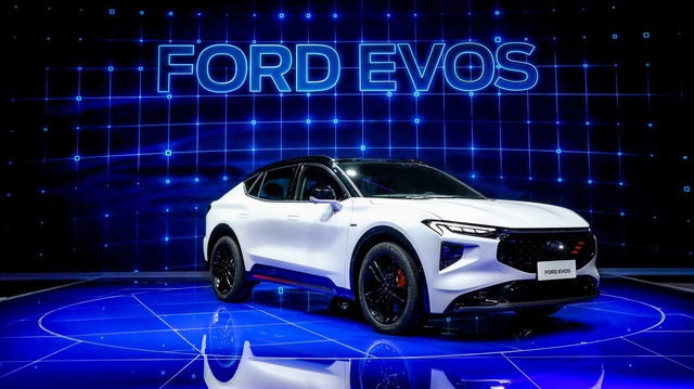 Soi chi tiết Ford Evos - Phiên bản gầm cao gây sốt của Mondeo