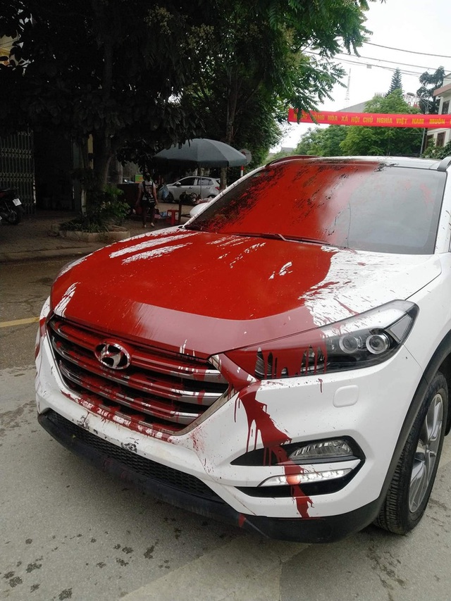Hình ảnh ô tô trắng bị vấy sơn đỏ khắp thân xe khiến các diễn đàn mạng “sôi sục trong ngày cuối tuần - Ảnh 2.