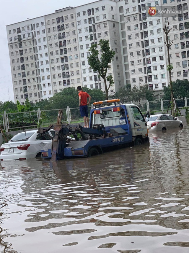 Ảnh: Đường vào chung cư ở Hà Nội ngập trong biển nước, hàng chục xe ô tô mắc kẹt chờ được giải cứu - Ảnh 12.