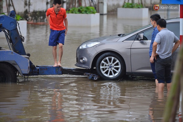 Ảnh: Đường vào chung cư ở Hà Nội ngập trong biển nước, hàng chục xe ô tô mắc kẹt chờ được giải cứu - Ảnh 14.