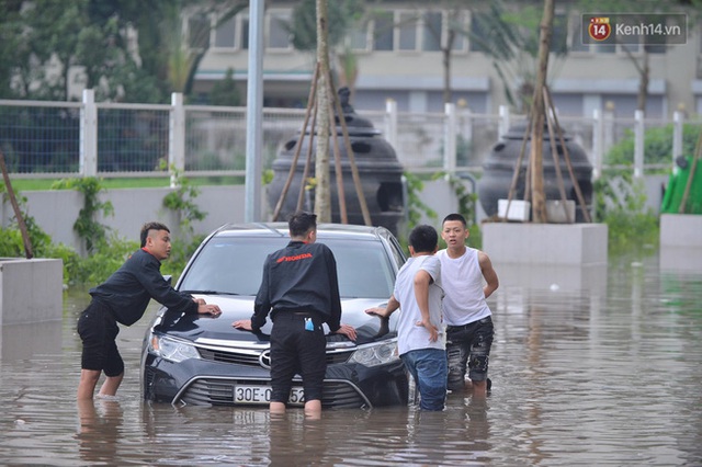 Ảnh: Đường vào chung cư ở Hà Nội ngập trong biển nước, hàng chục xe ô tô mắc kẹt chờ được giải cứu - Ảnh 7.