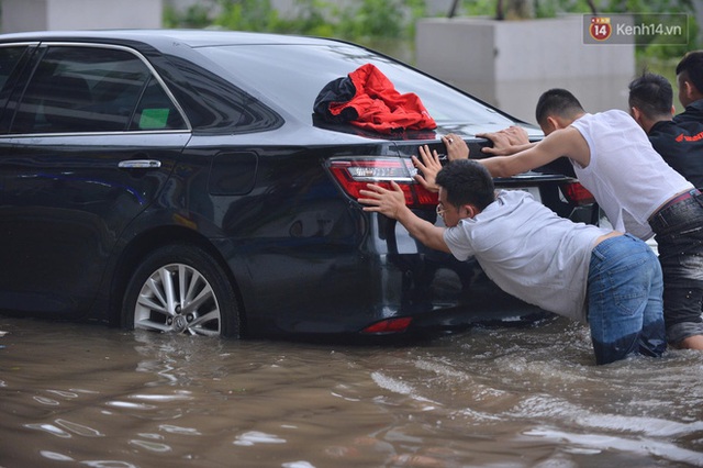 Ảnh: Đường vào chung cư ở Hà Nội ngập trong biển nước, hàng chục xe ô tô mắc kẹt chờ được giải cứu - Ảnh 8.