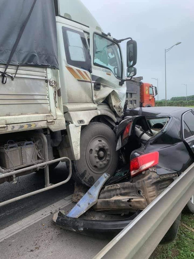 Chủ Camry vừa đăng bán xe, vài tiếng sau đã gặp tai nạn kinh hoàng trên cao tốc - Ảnh 1. Chủ Camry vừa đăng bán xe, vài tiếng sau đã gặp tai nạn kinh hoàng trên cao tốc - Ảnh 1.