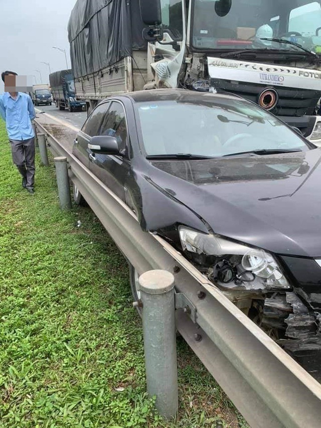 Chủ Camry vừa đăng bán xe, vài tiếng sau đã gặp tai nạn kinh hoàng trên cao tốc - Ảnh 3. Chủ Camry vừa đăng bán xe, vài tiếng sau đã gặp tai nạn kinh hoàng trên cao tốc - Ảnh 3.