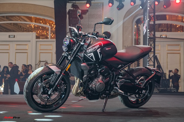Ra mắt Triumph Trident 660 giá 270 triệu đồng: Minh ‘Nhựa’ tìm ngay xe màu trắng để ngồi thử - Ảnh 10. Ra mắt Triumph Trident 660 giá 270 triệu đồng: Minh ‘Nhựa’ tìm ngay xe màu trắng để ngồi thử - Ảnh 10.