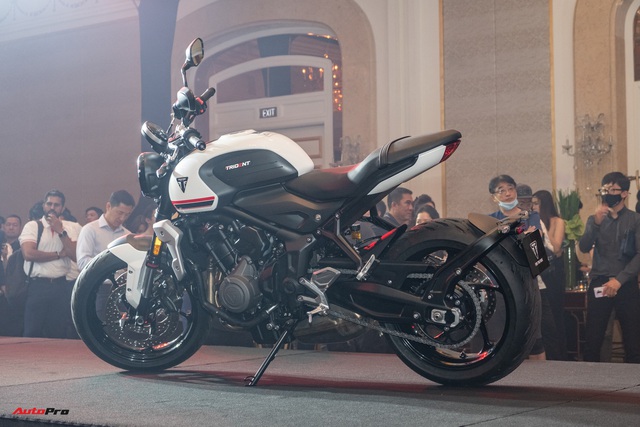 Ra mắt Triumph Trident 660 giá 270 triệu đồng: Minh ‘Nhựa’ tìm ngay xe màu trắng để ngồi thử - Ảnh 6. Ra mắt Triumph Trident 660 giá 270 triệu đồng: Minh ‘Nhựa’ tìm ngay xe màu trắng để ngồi thử - Ảnh 6.