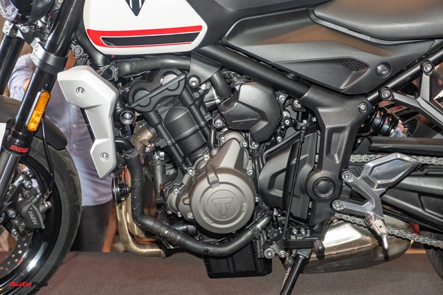Ra mắt Triumph Trident 660 giá 270 triệu đồng: Minh ‘Nhựa’ tìm ngay xe màu trắng để ngồi thử - Ảnh 9. Ra mắt Triumph Trident 660 giá 270 triệu đồng: Minh ‘Nhựa’ tìm ngay xe màu trắng để ngồi thử - Ảnh 9.