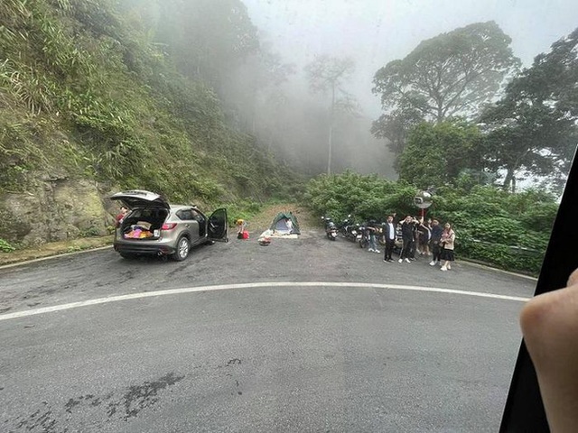 Bức xúc nhóm du khách dừng ô tô chụp ảnh, cắm trại ngay tại khu vực cứu nạn trên đường đèo dốc nguy hiểm - Ảnh 1.