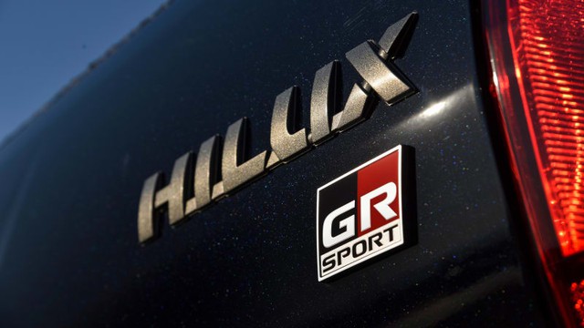 Toyota Hilux hiệu suất cao có thể ra mắt tháng 10: Option miên man hơn để thuyết phục dân chơi bán tải - Ảnh 1.