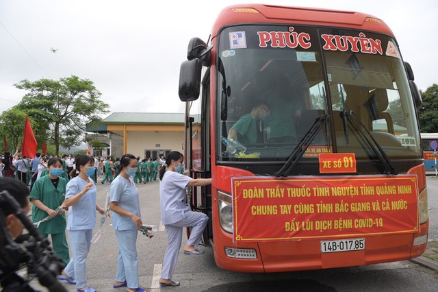 CSGT đứng nghiêm, giơ tay chào đoàn xe đưa 200 y bác sĩ Quảng Ninh đến điểm nóng dịch Covid-19 tại Bắc Giang: Khoảnh khắc triệu like - Ảnh 5.