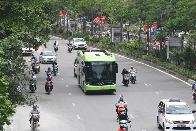 VinBus lần đầu lăn bánh trên phố Hà Nội: Êm ái, không khí thải, làm quen đường trước khi chạy chính thức - Ảnh 6.