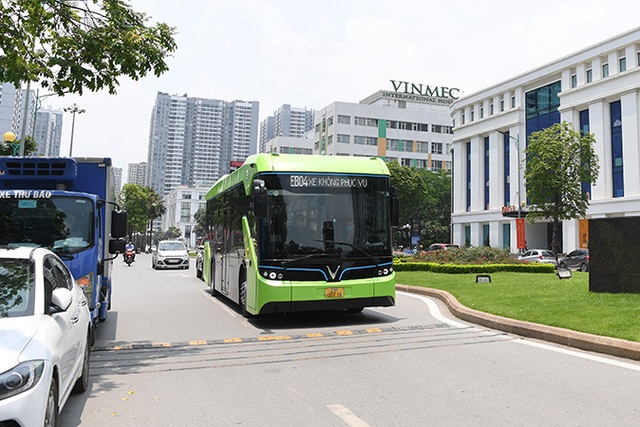 VinBus lần đầu lăn bánh trên phố Hà Nội: Êm ái, không khí thải, làm quen đường trước khi chạy chính thức - Ảnh 4.