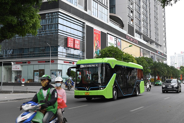 VinBus lần đầu lăn bánh trên phố Hà Nội: Êm ái, không khí thải, làm quen đường trước khi chạy chính thức - Ảnh 5.