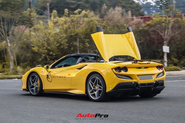 Ferrari F8 Spider cua nu doanh nhan ca phe 9x nang cap hang loat do choi hang hieu