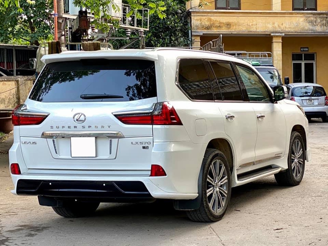 Lexus LX 570 Super Sport hiếm hoi được rao bán: Khấu hao hàng tỷ đồng sau 5 năm nhưng vẫn đắt ngang BMW X7 đập hộp - Ảnh 3.