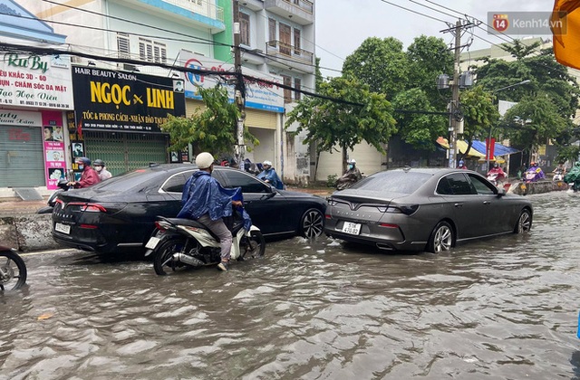 Sài Gòn mưa tối trời vào buổi sáng, đường ngập “te tua”, xe chết máy la liệt - Ảnh 3.
