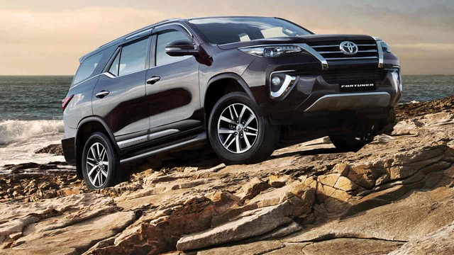 Toyota Fortuner đời mới bổ sung cửa sổ trời, thêm công nghệ chưa từng có để đòi lại ngôi vương SUV 7 chỗ - Ảnh 1.