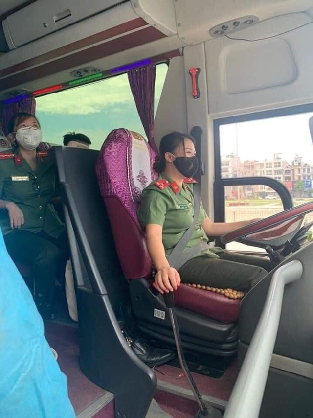 Nữ chiến sĩ CAND lái xe đưa đoàn y, bác sĩ đến tâm dịch Bắc Giang: Phái mạnh phải nể phục - Ảnh 2.