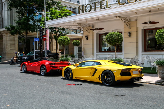 Doanh nhân Nguyễn Quốc Cường cầm lái Ferrari F8 Tributo dạo phố, xuất hiện cùng một siêu xe mới âm thầm về nước - Ảnh 6. Doanh nhân Nguyễn Quốc Cường cầm lái Ferrari F8 Tributo dạo phố, xuất hiện cùng một siêu xe mới âm thầm về nước - Ảnh 6.