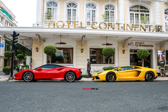 Doanh nhân Nguyễn Quốc Cường cầm lái Ferrari F8 Tributo dạo phố, xuất hiện cùng một siêu xe mới âm thầm về nước - Ảnh 2. Doanh nhân Nguyễn Quốc Cường cầm lái Ferrari F8 Tributo dạo phố, xuất hiện cùng một siêu xe mới âm thầm về nước - Ảnh 2.