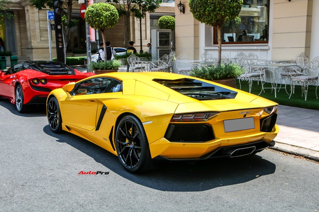 Doanh nhân Nguyễn Quốc Cường cầm lái Ferrari F8 Tributo dạo phố, xuất hiện cùng một siêu xe mới âm thầm về nước - Ảnh 9. Doanh nhân Nguyễn Quốc Cường cầm lái Ferrari F8 Tributo dạo phố, xuất hiện cùng một siêu xe mới âm thầm về nước - Ảnh 9.