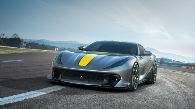 Ra mắt Ferrari 812 Competizione và Competizione A: Mạnh hơn, thêm kiểu dáng targa sành điệu