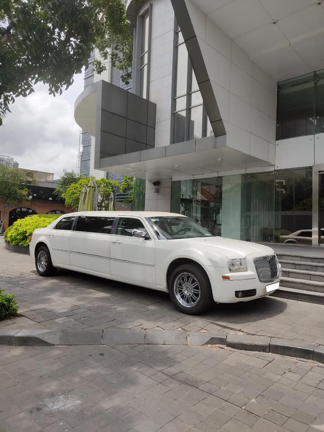 Đang rao bán chiếc limousine siêu hiếm dài 6,4m với giá 3,2 tỷ, đại gia chia sẻ: Có 2 chiếc ở Việt Nam, nội thất hơn hẳn Mercedes-Maybach - Hình 1.