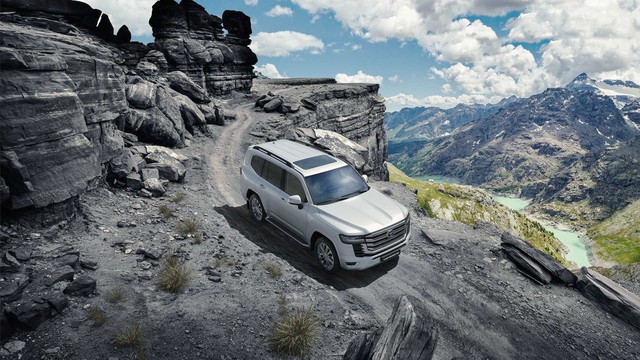 Ra mắt Toyota Land Cruiser 2022: Thay đổi ngỡ ngàng từ ngoài vào trong, mạnh hơn nhưng tiết kiệm hơn, đẳng cấp SUV đi cày cho nhà giàu - Ảnh 5.