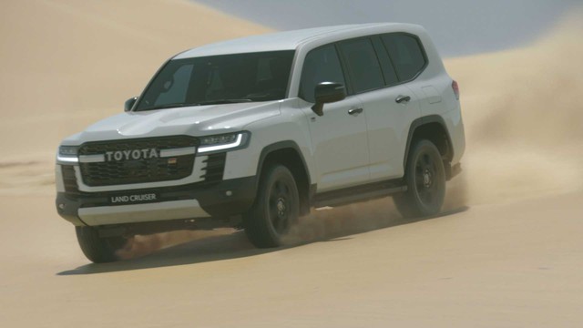 Ra mắt Toyota Land Cruiser 2022: Thay đổi ngỡ ngàng từ ngoài vào trong, mạnh hơn nhưng tiết kiệm hơn, đẳng cấp SUV đi cày cho nhà giàu - Ảnh 9.