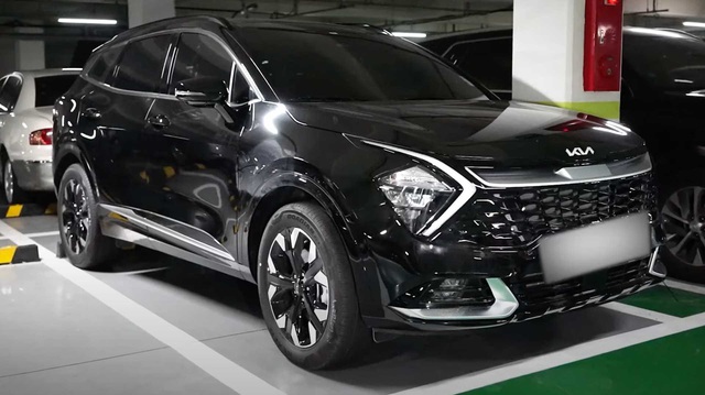 Kia Sportage đời mới lần đầu lộ diện ngoài đời thực: To, hầm hố hơn hẳn trên ảnh