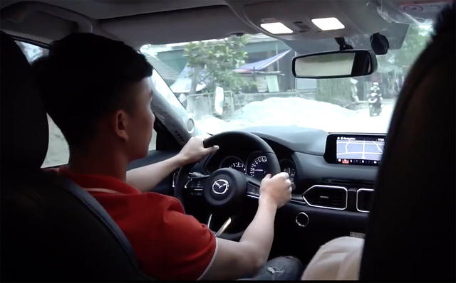 Soi xe của tuyển thủ đội tuyển Việt Nam: Ai cũng mua Mercedes-Benz nhưng đội trưởng Quế Ngọc Hải lại giản dị bất ngờ - Ảnh 6. Soi xe của tuyển thủ đội tuyển Việt Nam: Ai cũng mua Mercedes-Benz nhưng đội trưởng Quế Ngọc Hải lại giản dị bất ngờ - Ảnh 6.