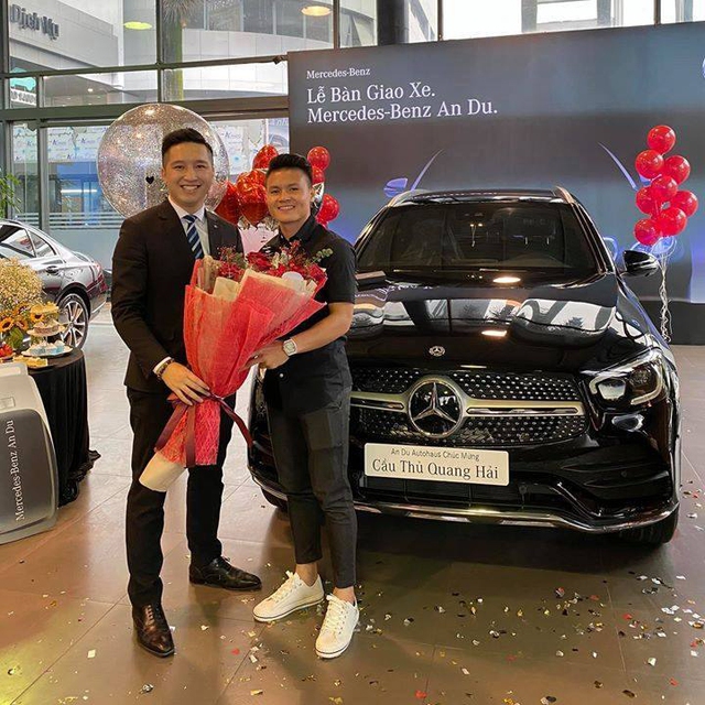 Soi xe của tuyển thủ đội tuyển Việt Nam: Ai cũng mua Mercedes-Benz nhưng đội trưởng Quế Ngọc Hải lại giản dị bất ngờ - Ảnh 4. Soi xe của tuyển thủ đội tuyển Việt Nam: Ai cũng mua Mercedes-Benz nhưng đội trưởng Quế Ngọc Hải lại giản dị bất ngờ - Ảnh 4.