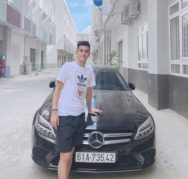Soi xe của tuyển thủ đội tuyển Việt Nam: Ai cũng mua Mercedes-Benz nhưng đội trưởng Quế Ngọc Hải lại giản dị bất ngờ - Ảnh 5. Soi xe của tuyển thủ đội tuyển Việt Nam: Ai cũng mua Mercedes-Benz nhưng đội trưởng Quế Ngọc Hải lại giản dị bất ngờ - Ảnh 5.