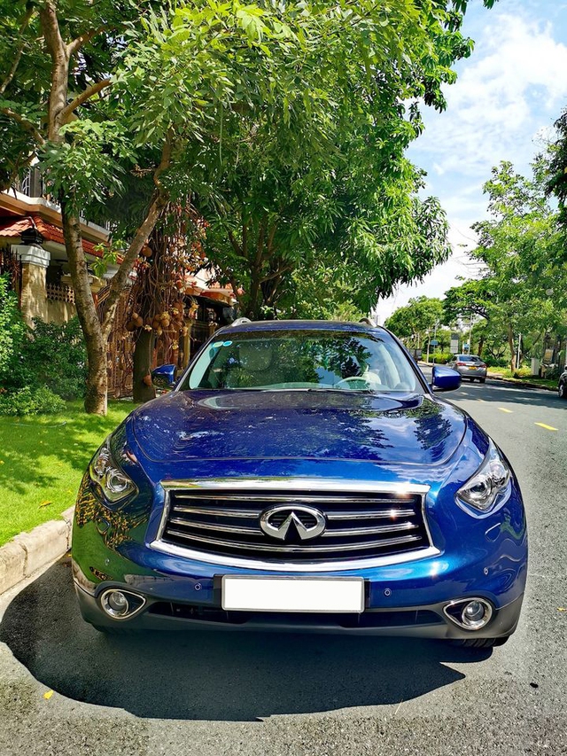 Chỉ sau 40.000km, xe sang Nhật Infiniti QX70 rẻ chưa bằng một nửa giá niêm yết mua mới - Ảnh 1.