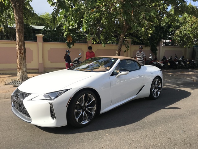 Ẩn mình 2 tháng, Lexus LC 500 Convertible siêu độc tại Việt Nam xuất hiện tại Bình Thuận, giá đồn đoán trên 10 tỷ đồng - Ảnh 2.