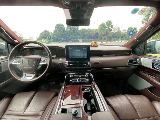 Chạy lướt 29.000km, ‘khủng long’ Lincoln Navigator Black Label rao giá 7,5 tỷ đồng, rẻ hơn Lexus LX 570 800 triệu - Ảnh 3.