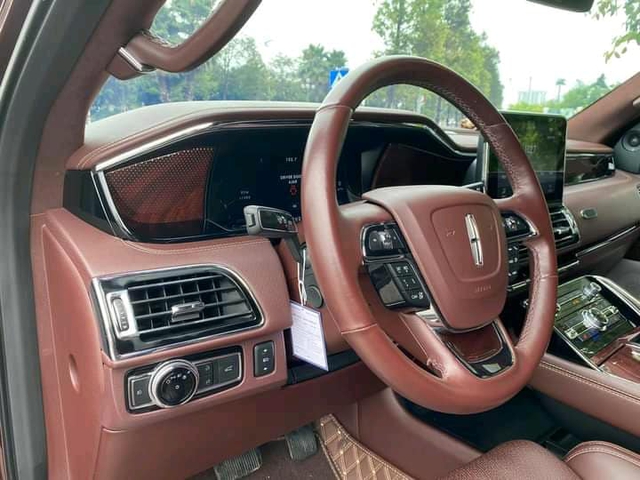 Chạy lướt 29.000km, ‘khủng long’ Lincoln Navigator Black Label rao giá 7,5 tỷ đồng, rẻ hơn Lexus LX 570 800 triệu - Ảnh 4.