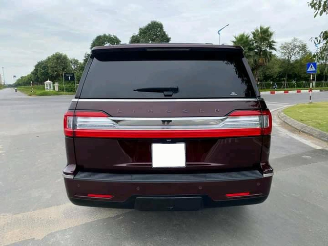 Chạy lướt 29.000km, ‘khủng long’ Lincoln Navigator Black Label rao giá 7,5 tỷ đồng, rẻ hơn Lexus LX 570 800 triệu - Ảnh 2.