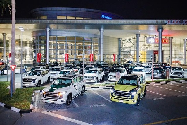 Cảnh sát Dubai mua cùng lúc 2 chiếc Toyota Land Cruiser đời mới - Ảnh 1.