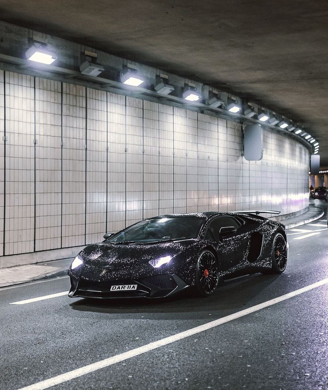 Lamborghini Aventador đính 2 triệu viên pha lê của nữ người mẫu 28 tuổi tái xuất trên đường phố - Ảnh 1.
