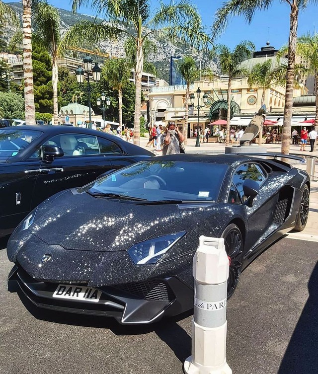 Lamborghini Aventador đính 2 triệu viên pha lê của nữ người mẫu 28 tuổi tái xuất trên đường phố - Ảnh 5.