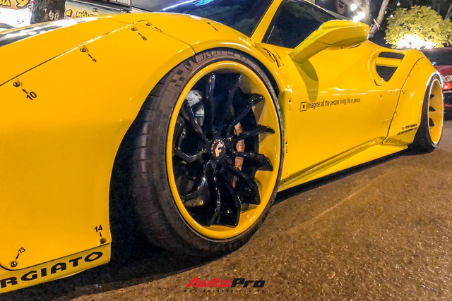 Ferrari 488 GTB độ Liberty Walk độc nhất Việt Nam của doanh nhân kinh doanh online tiếp tục thay áo - Ảnh 3. Ferrari 488 GTB độ Liberty Walk độc nhất Việt Nam của doanh nhân kinh doanh online tiếp tục thay áo - Ảnh 3.