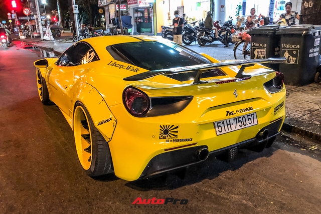 Ferrari 488 GTB độ Liberty Walk độc nhất Việt Nam của doanh nhân kinh doanh online tiếp tục thay áo - Ảnh 2. Ferrari 488 GTB độ Liberty Walk độc nhất Việt Nam của doanh nhân kinh doanh online tiếp tục thay áo - Ảnh 2.