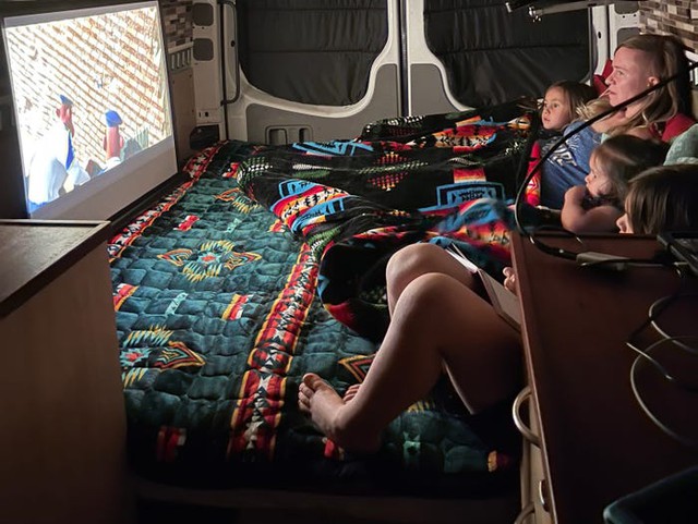 Cặp vợ chồng mê xê dịch hô biến chiếc xe tải thành không gian sống di động cho 5 người du lịch quanh châu Âu - Ảnh 11.