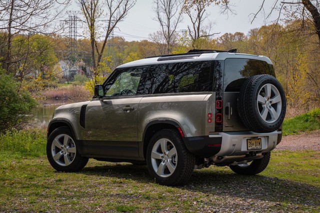 Land Rover Defender bổ sung phiên bản mới tại Việt Nam: Giá từ 3,93 tỷ đồng - Ảnh 1.