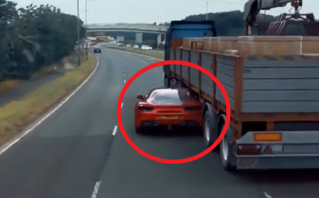 Ferrari chui tọt vào gầm xe tải trốn cảnh sát - sự thật ngỡ ngàng! - Ảnh 1.