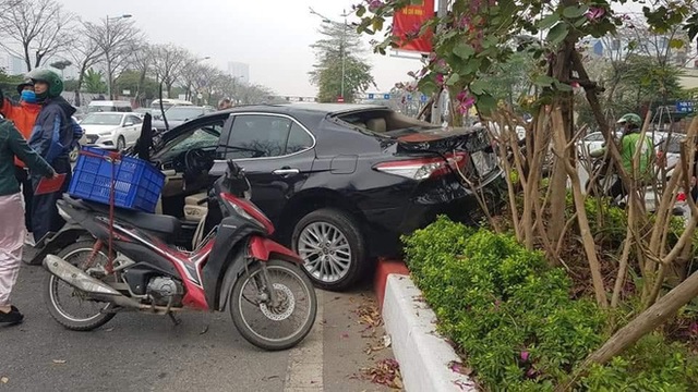 Rộ tin Toyota Camry chết đi sống lại sau cú lộn nhào chiều mùng 5 Tết - Ảnh 3. Rộ tin Toyota Camry chết đi sống lại sau cú lộn nhào chiều mùng 5 Tết - Ảnh 3.
