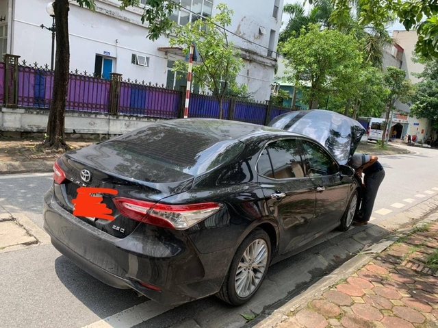 Rộ tin Toyota Camry chết đi sống lại sau cú lộn nhào chiều mùng 5 Tết - Ảnh 1. Rộ tin Toyota Camry chết đi sống lại sau cú lộn nhào chiều mùng 5 Tết - Ảnh 1.